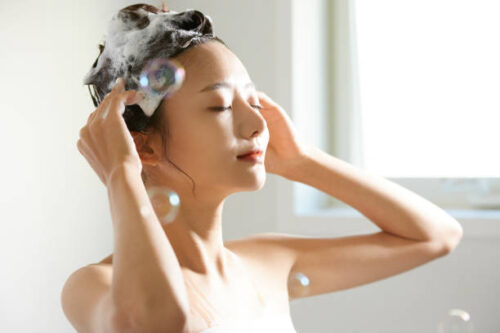 女性気持ちよさそうにシャンプー