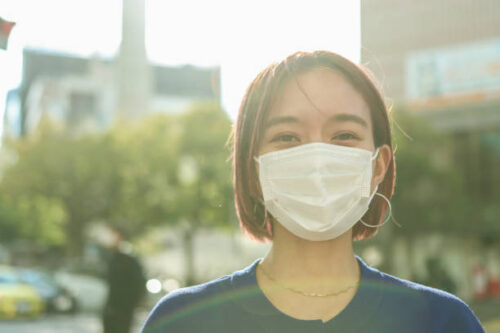 マスクをしている女の人