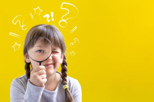 子供が虫眼鏡を持ってハテナマークが出ている